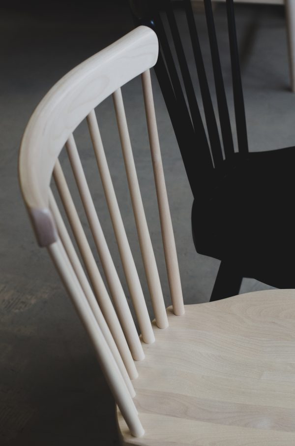 Bas pinnstol sits